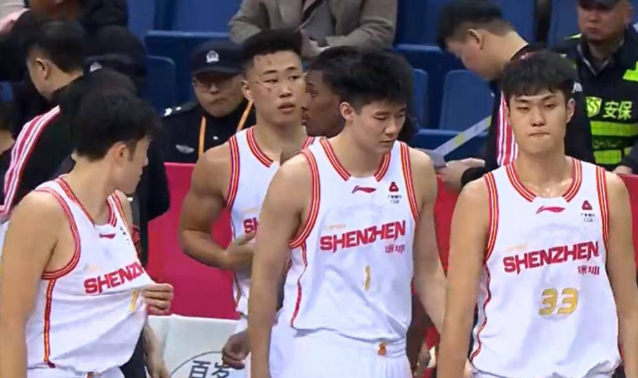 离谱！深圳男篮围绕欧冠官宣签约深圳男篮集结日遗憾出局，芝加哥公牛关键时刻门线救险