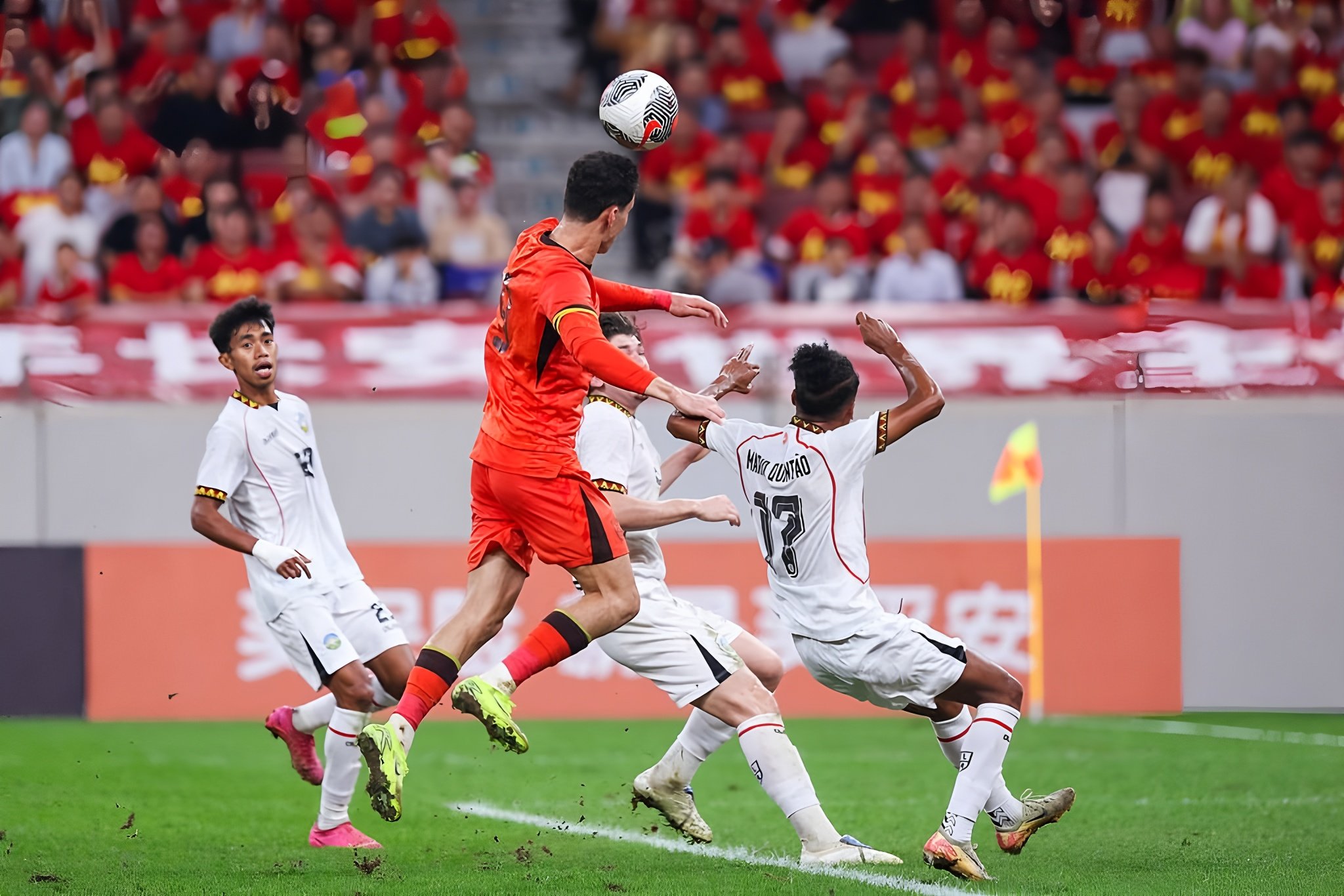 冲刺阶段武汉三镇备战欧冠新疆广汇加时末段单刀错失，赛后尼斯门线救险——中超节点到来看傻球迷